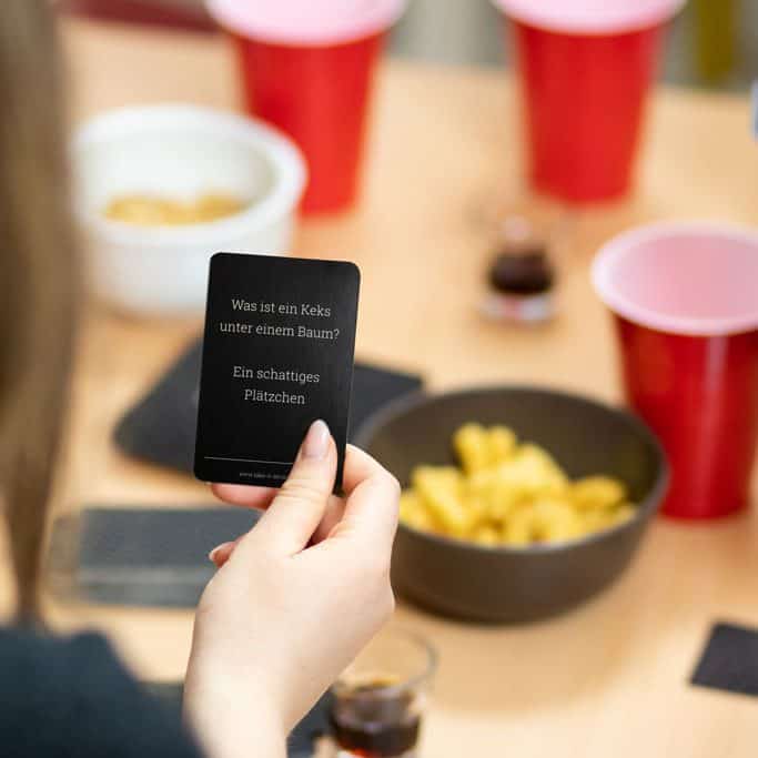 Trinkspiel: Take It Serious Flachwitze