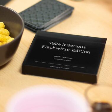 Take It Serious Flachwitze-Edition liegt auf dem Tisch