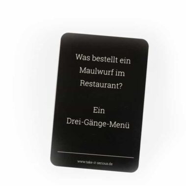 Spielkarte Take It Serious Flachwitze-Edition: Was bestellt ein Maulwurf im Restaurant? Ein Drei-Gänge-Menü