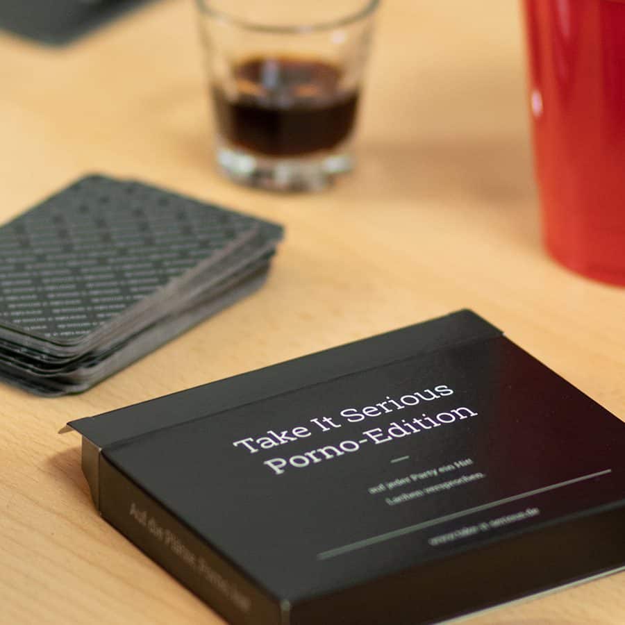 Take It Serious Porno-Edition liegt auf einem Tisch neben Beer-Pong-Bechern und Schnappsgläsern