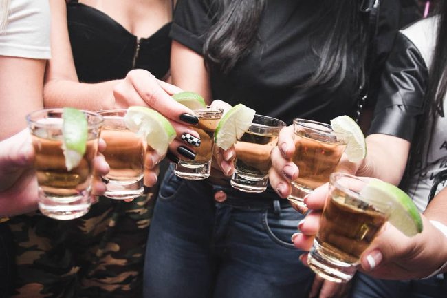 Take It Serious Spiele lassen sich auch als Trinkspiel nutzen. Freunde haben Shots in der Hand und stoßen damit an.