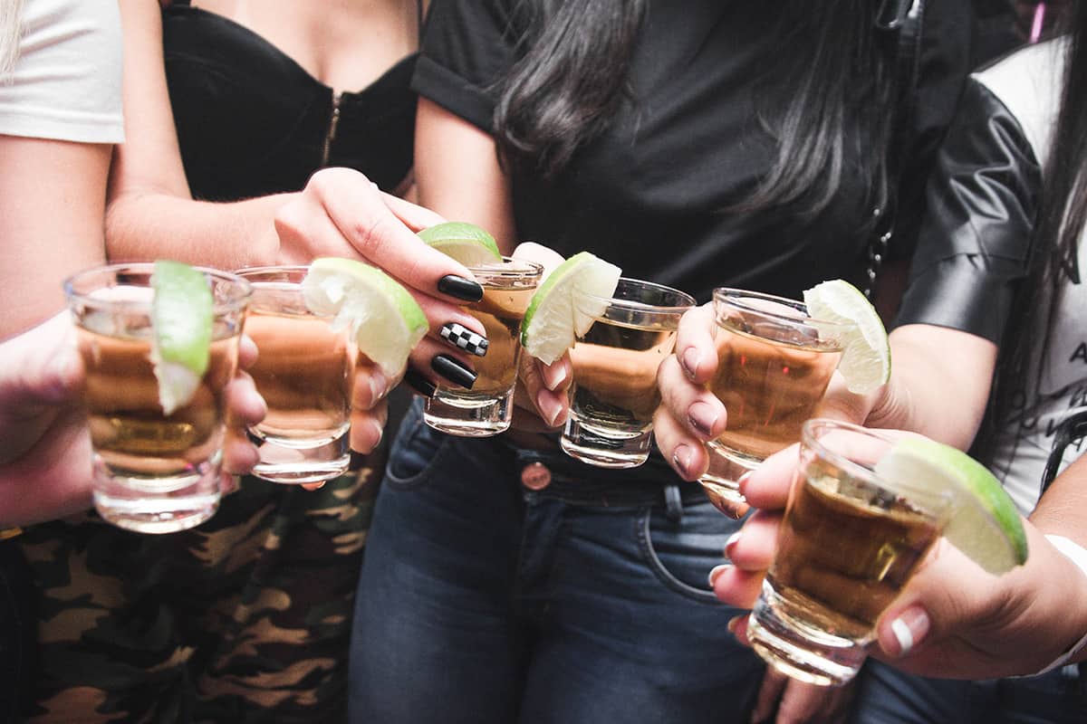 Take It Serious Spiele lassen sich auch als Trinkspiel nutzen. Freunde haben Shots in der Hand und stoßen damit an.