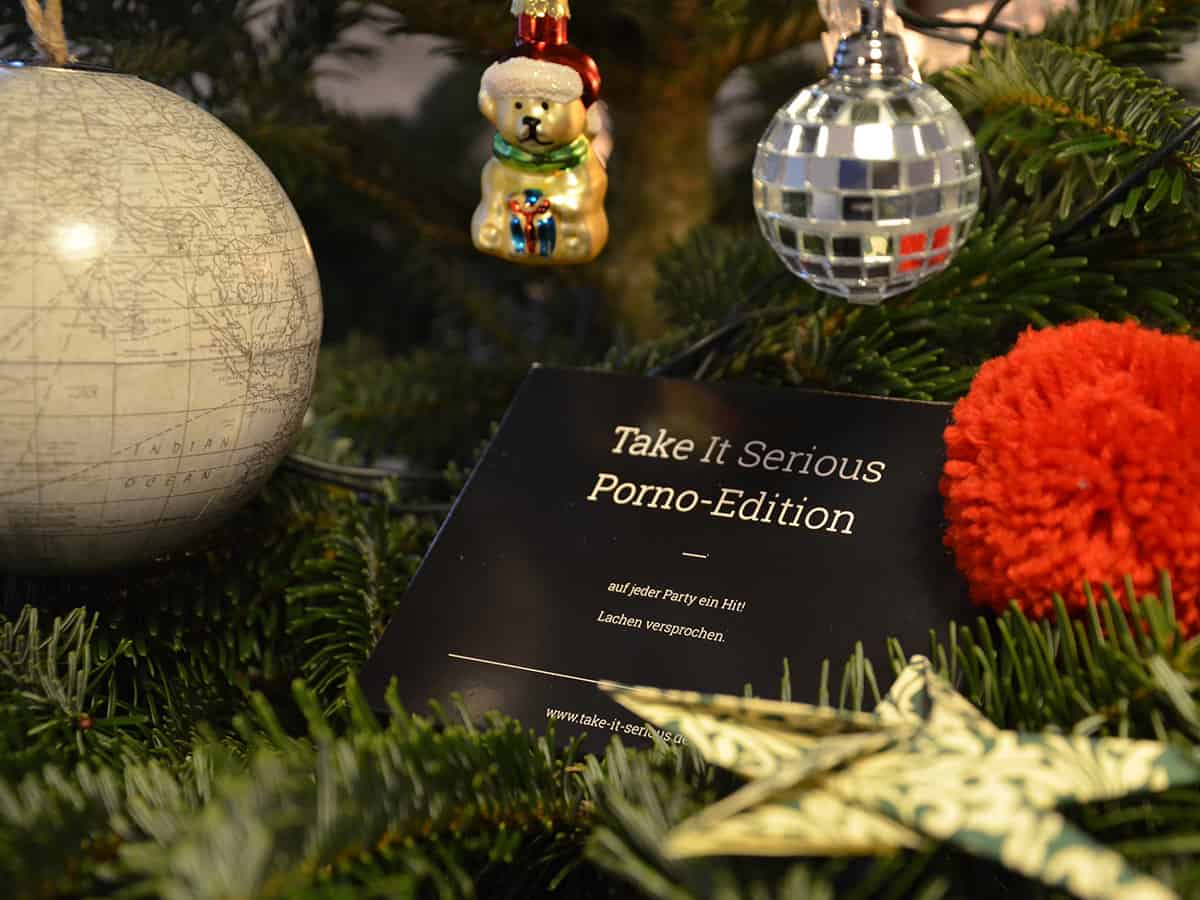 Take It Serious als Geschenk unter dem Weihnachtsbaum