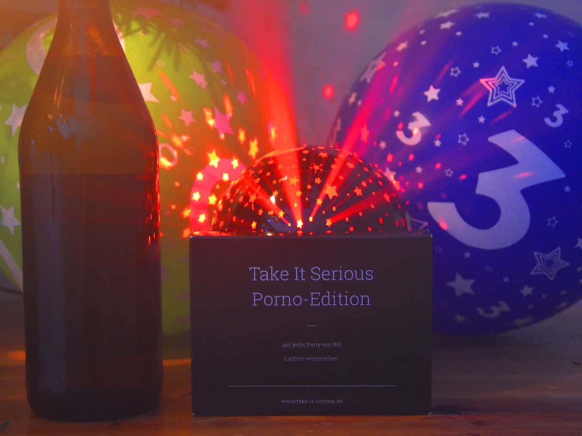Take It Serious Porno-Edition auf einer Party im Licht einer Discokugel