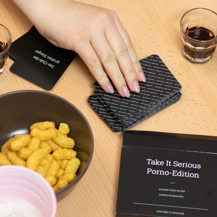 Take It Serious - Porno Edition: Eine Frauenhand zieht die nächste Karte