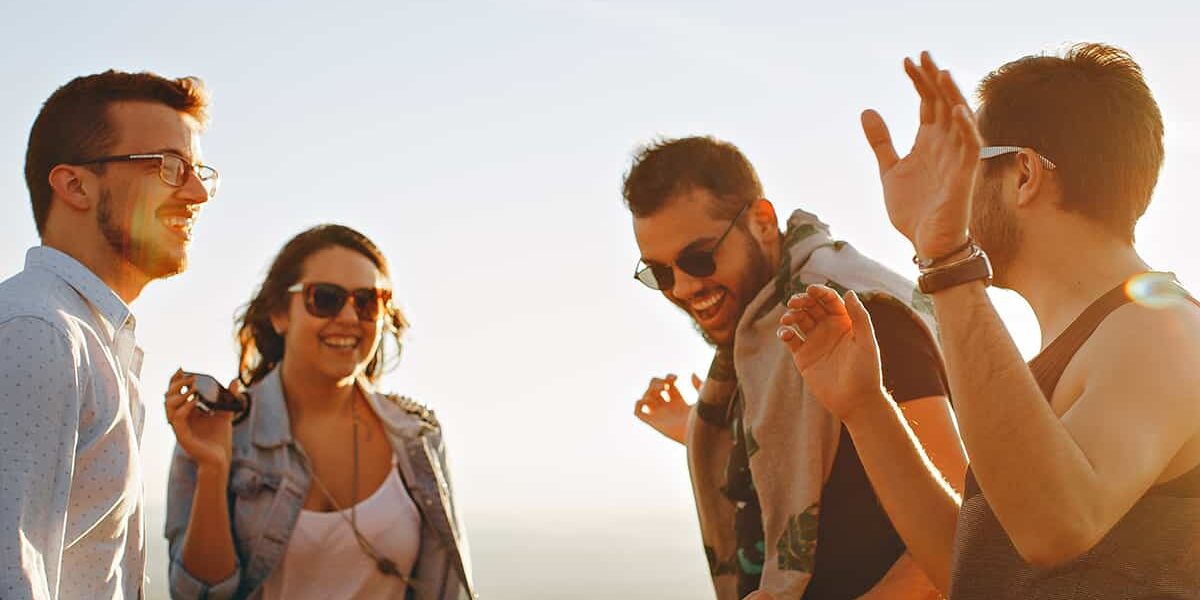 Feiern im Sonnenuntergang: Freunde haben Spaß und Feiern