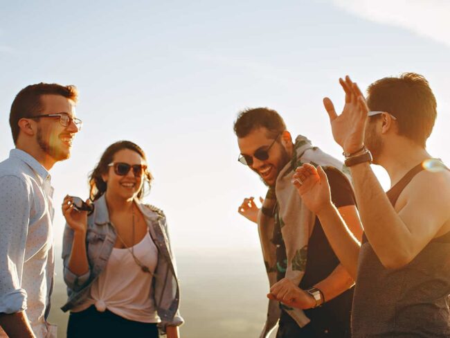 Feiern im Sonnenuntergang: Freunde haben Spaß und Feiern