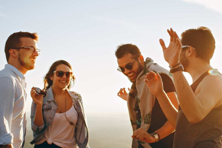 Feiern im Sonnenuntergang: Freunde haben Spaß und Feiern
