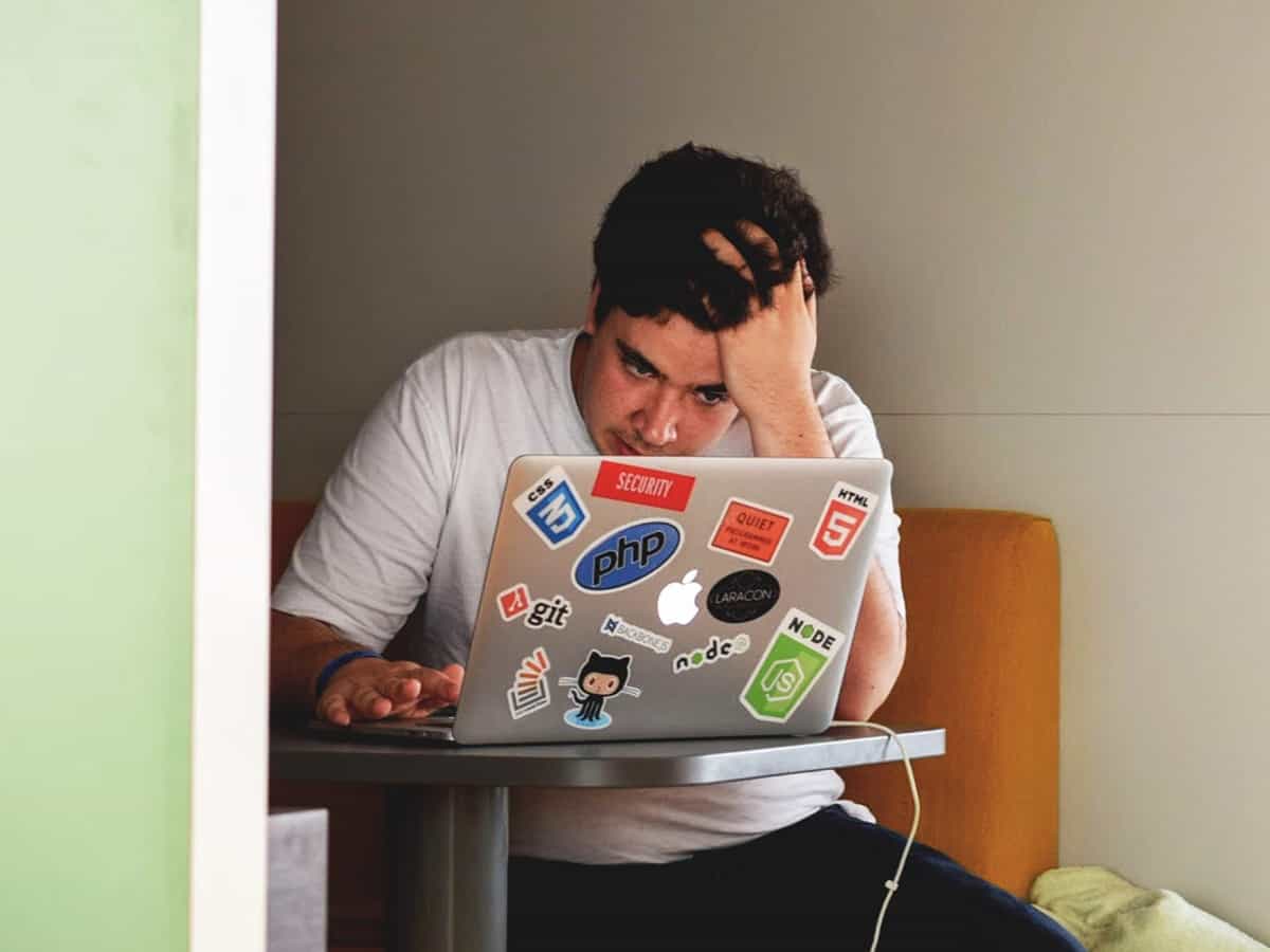 Mann gelangweilt am Notebook Mann sitzt gelangweilt vor seinem Notebook