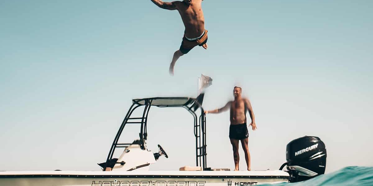 Urlaub Freund springen von einem Boot ins Wasser. Das ist Sommerurlaub!