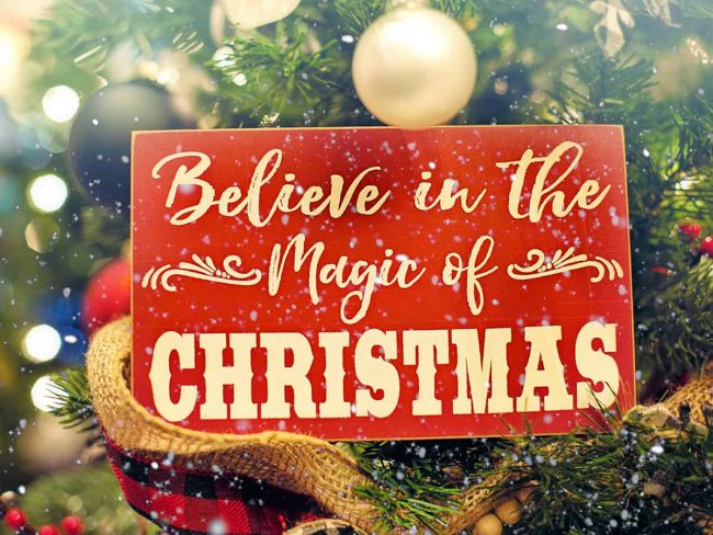 Weihnachten steht vor der Türe - Lichtspiel, Schnee und Weihnachtsdekoration