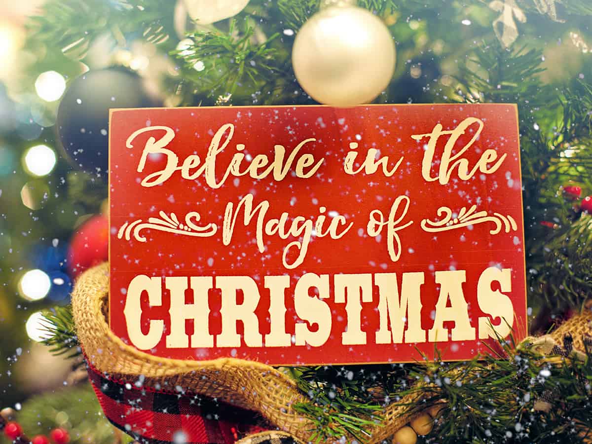 Weihnachten steht vor der Türe - Lichtspiel, Schnee und Weihnachtsdekoration