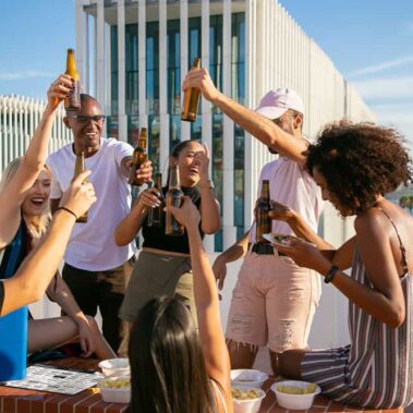 Freunde spielen "Polnisches Trinkspiel" und feiern das Leben