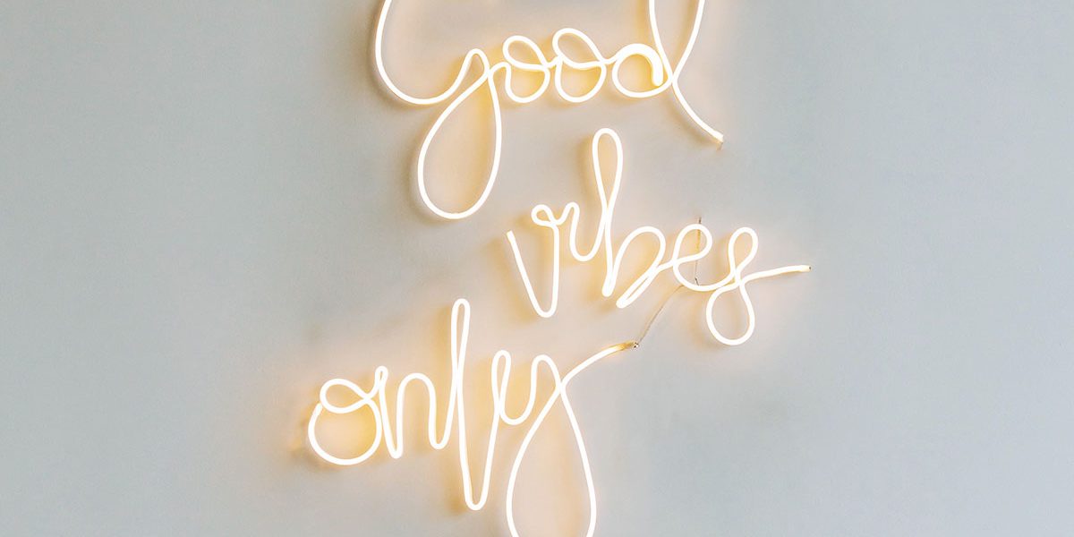 Leuchtschrift: Good vibes only