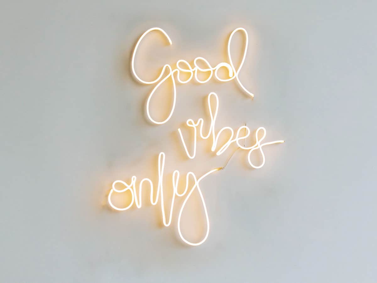 Leuchtschrift: Good vibes only