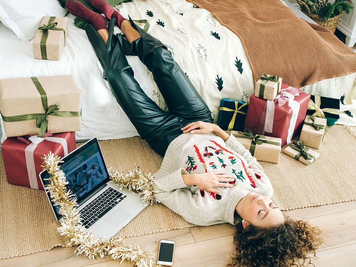 Endlich geschafft: Alle Weihnachtsgeschenke sind verpackt. Nun kann es losgehen.