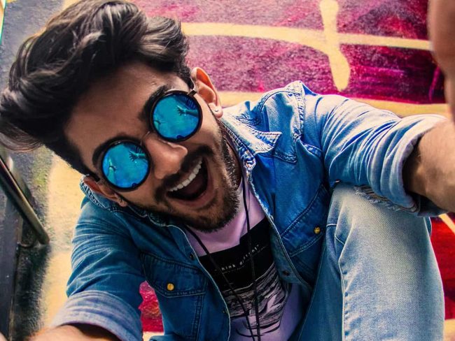 Föhlicher Mann lacht