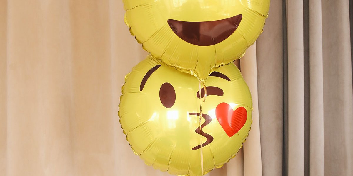 Kuss-Emoticon als Luftballon