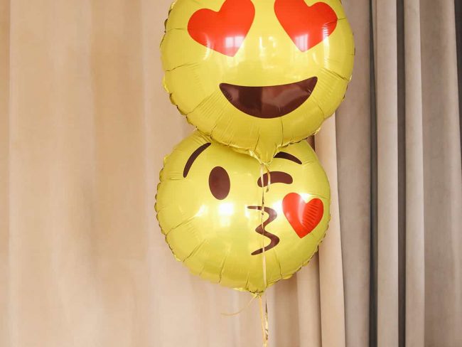 Kuss-Emoticon als Luftballon