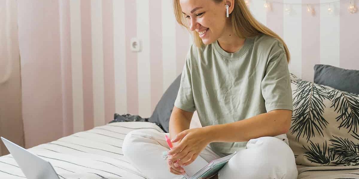 Frau spielt mit ihren Freunden online Stadt Land Fluss