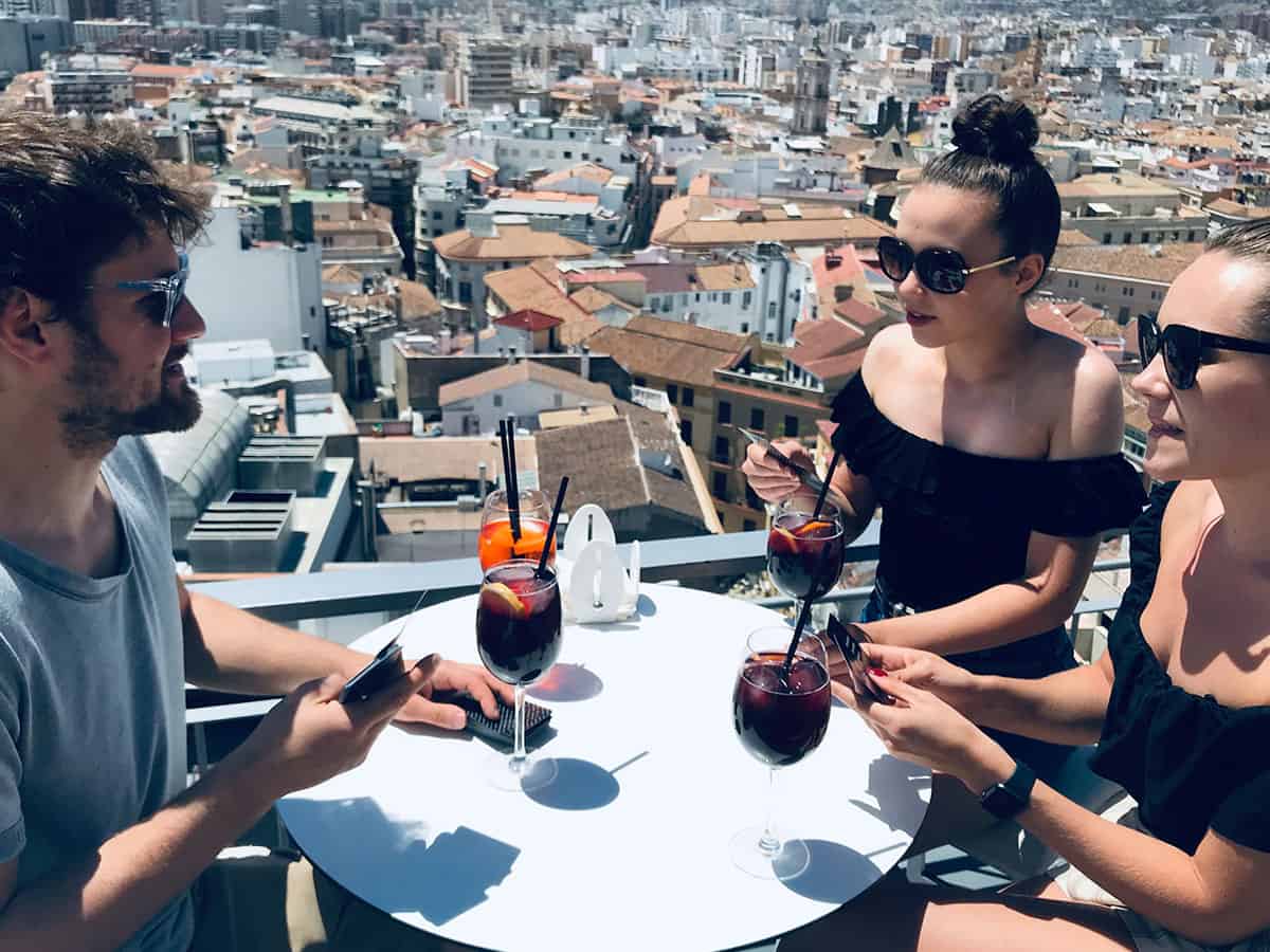 Sangria und Campari. Ein lustiges Reisespiel ergänzt einen gemütlichen Nachmittag im Urlaub.