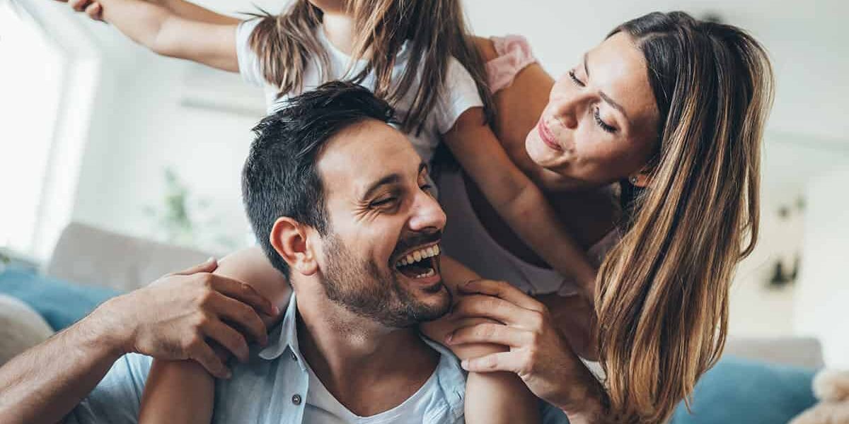 Glückliche Familie hat zu Hause Spaß