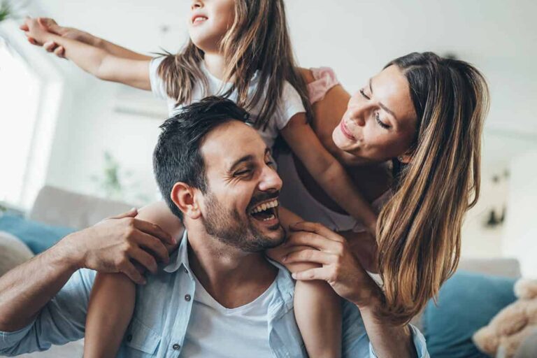 Glückliche Familie hat zu Hause Spaß