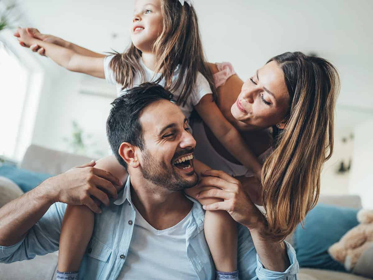 Glückliche Familie hat zu Hause Spaß