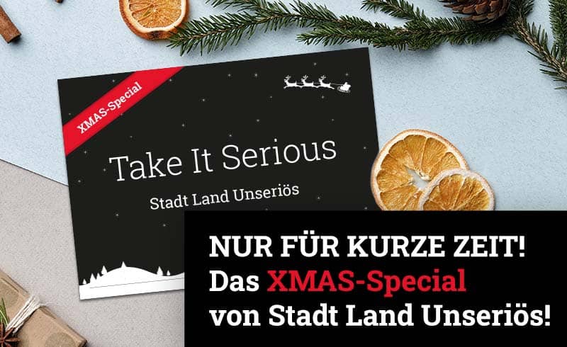 Stadt Land Unseriös XMAS-Special liegt auf einem Tisch mit Tannenzweigen und Deko