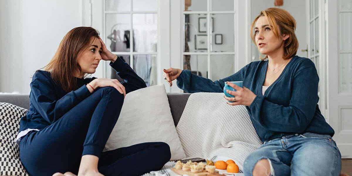 Freundinnen im intensiven Gespräch - Was ist Deep Talk? - Das ist Deep Talk!