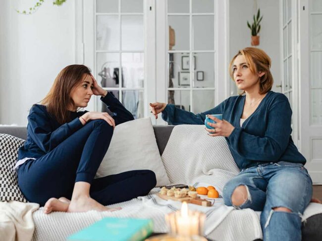 Freundinnen im intensiven Gespräch - Was ist Deep Talk? - Das ist Deep Talk!