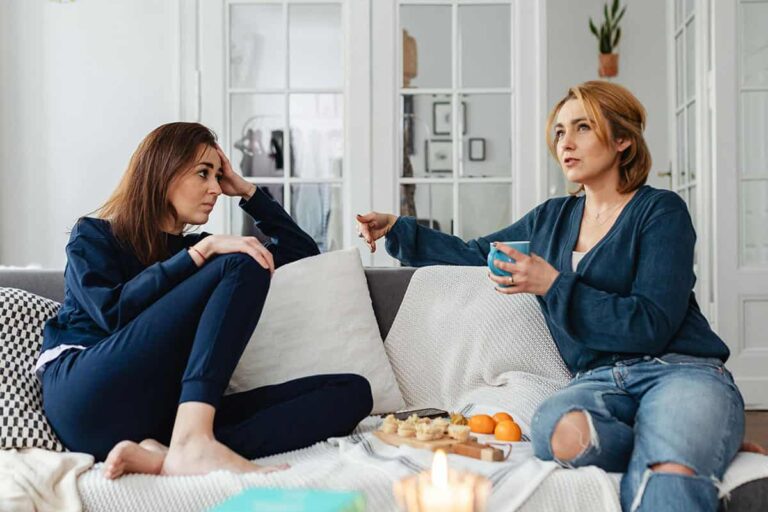 Freundinnen im intensiven Gespräch - Was ist Deep Talk? - Das ist Deep Talk!