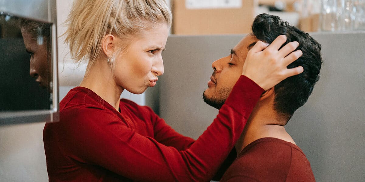 Deep Talk kann Paare näher zusammenbringen. Der Stern berichtet über 5 Kartenspiele für Paare, die dies auf spielerische Weise tun.