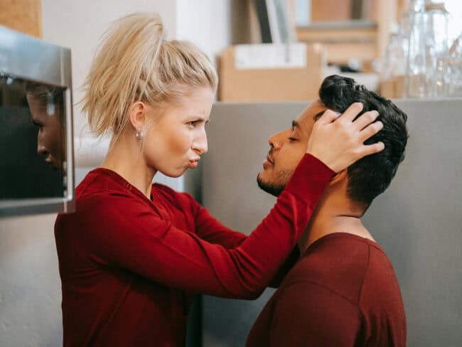 Deep Talk kann Paare näher zusammenbringen. Der Stern berichtet über 5 Kartenspiele für Paare, die dies auf spielerische Weise tun.