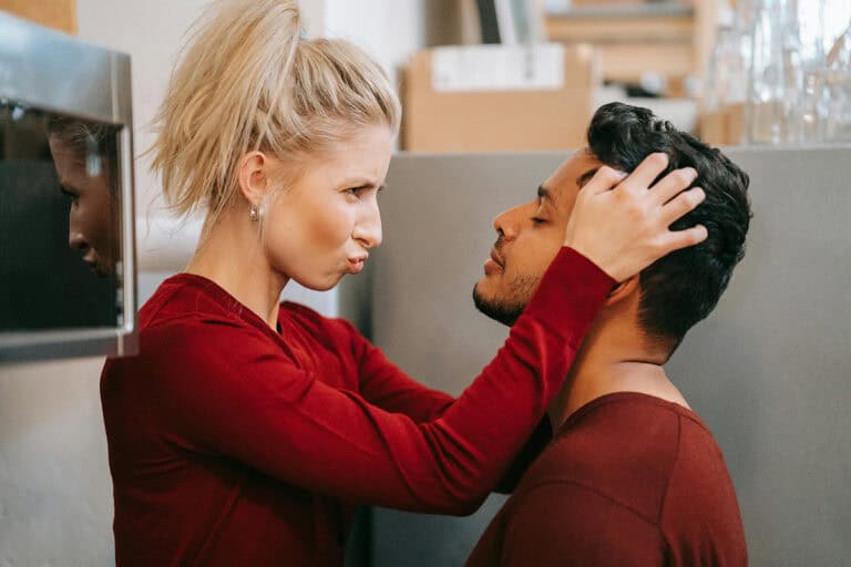 Deep Talk kann Paare näher zusammenbringen. Der Stern berichtet über 5 Kartenspiele für Paare, die dies auf spielerische Weise tun.